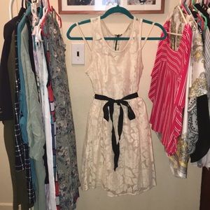 Lace sleeveless dress